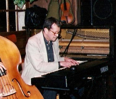 Ben Aronov at Jazmo'z